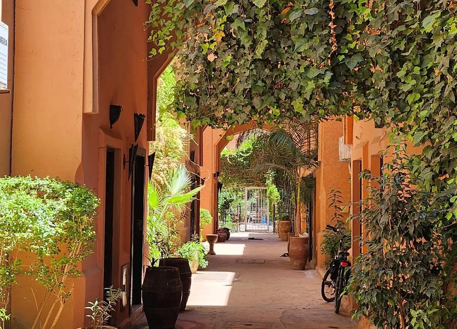 Riad With 3 Swimming Pools  Marakeş